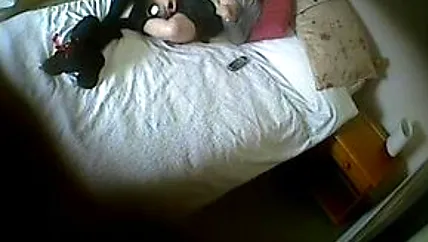 Опытная шалава с самотыком попала на скрытую камеру когда дрочила