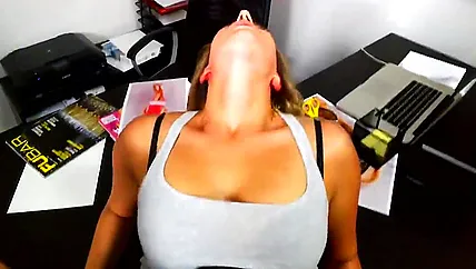 Грудастая баба залезла к боссу на стол и отдалась чуваку