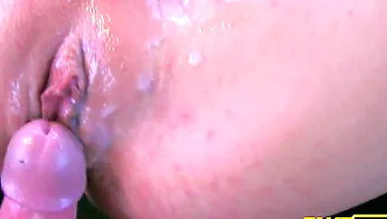 Дама берет убер и через некоторое время будет порно в такси.