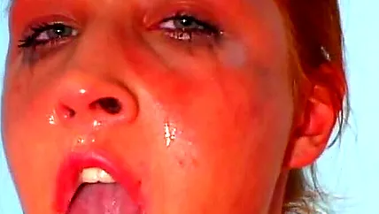 Сексуальная рыжая телочка трахается во все дырки с русским самцом