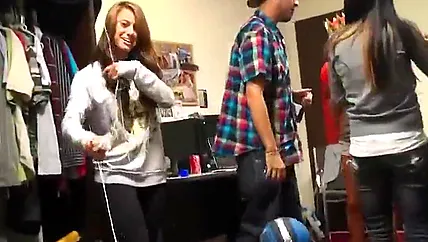 Студентки выпили пивка и организовали в хостеле большую групповуху