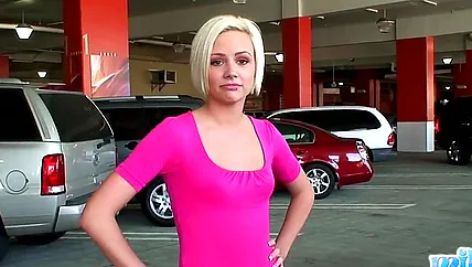 Публичное порно на автостоянке для озабоченной нимфоманке