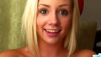 Темноглазая блондинка любит выходить в интернет чтобы подрочить