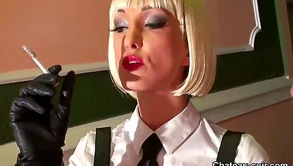 Деловая госпожа в черных перчатках обожает возбуждать мужчин