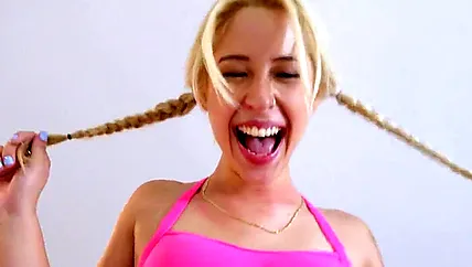 Мужик с камерой снимает как ебет молодую светловолосую студентку