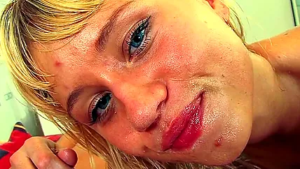 Русская телка лезет в камеру с лицом в сперме после анала