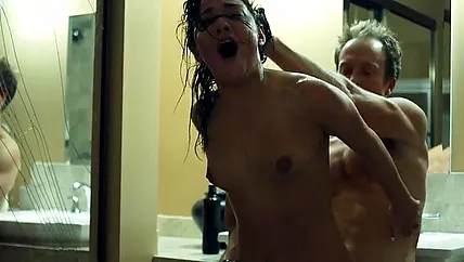 Телочку с небритым лобком выебли в рот и поимели в киску