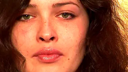 Домашний стрпитиз телки с пухлыми губами и показл прелестей
