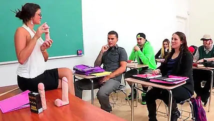 Лаборантка покзаала студенткам макет члена и была трахнута