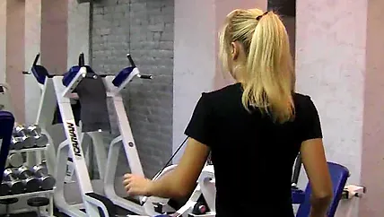 Оральный секс в туалете спортивного зала после занятий