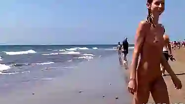 Голая нудистка бродит по песчаным дюнам и спускается на пляж