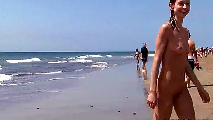 Стройная гимнастка пришла голой на пляж и стала позировать