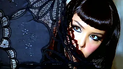 Большими сиськами своими девушка любит привлекать внимание