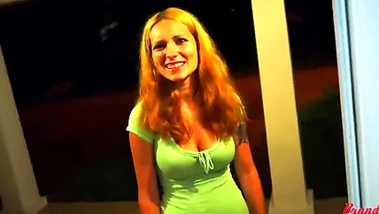 Шатенка с хорошими сиськами решила отсосать после дрочки