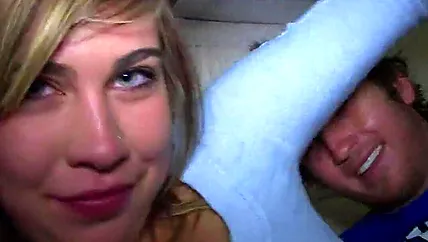 Красотки замутили оргию с парнями в студенческом общежитии