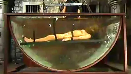 Послушная рабыня смогла кончить под водой на бдсм сессии