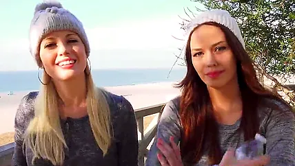 Порно на турбазе двух горячих красоток и мужика с подругой