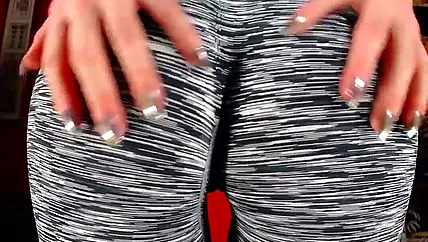 Баба с очаровательной жопой предлагает мужчинам анал секс