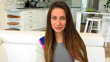 Девушка сосет хуй и ебется в жопу. Порно видео с Cassidy Klein