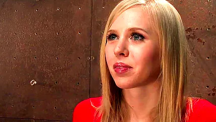 Гибкая красотка вся обкончалась с секс игрушками от бдсм мастера