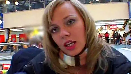 Массированная лесби атака на нежный анус молодой бляди