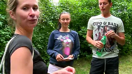 Парни и девушки нашли удобные кусты чтобы потрахаться