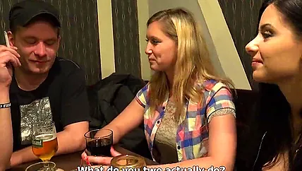Сексуальный квартет свингеров снимает групповуху на камеру