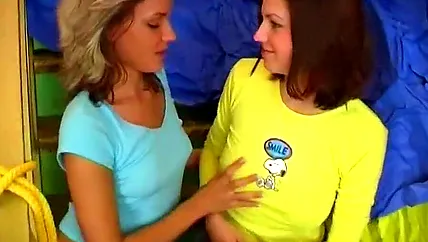 Лесбиянки развлекаются на камеру и кончают с дилдо