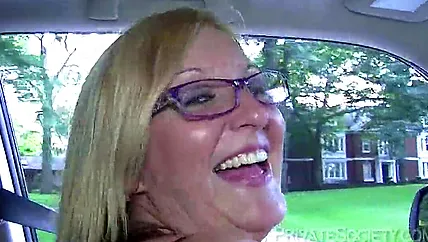 Молодую телку раком будут трахать в тугую киску большим хуем.