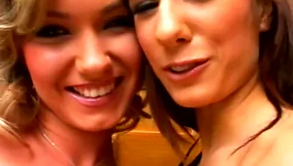 Несколько белых баб получает много спермы на лицо и пизду.