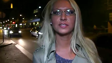 Шлюшка встречает нгочью парня и согласилась на секс за деньги.