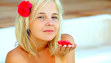 Русская студентка красиво мастурбирует и кончает на свежем воздухе