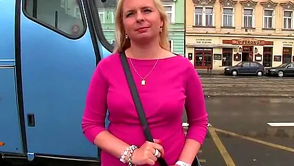 Перезрелая шлюшка повелась на уговоры пикапера насчет ебли