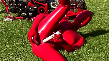 Эротика от девушки полностью обраченной в красный порно латекс