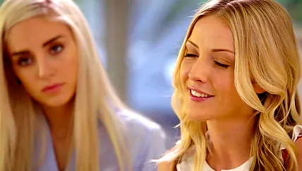 Чувственные девушки захотели ебаться с чернокожим другом