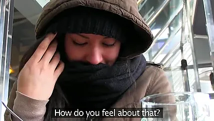 Парень накормил супом чешскую сучку и повел ебать в номер