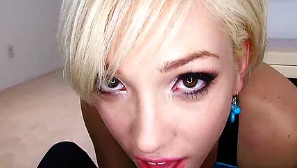 Мужик с камерой снимает как трахает в рот с пиздой подружку