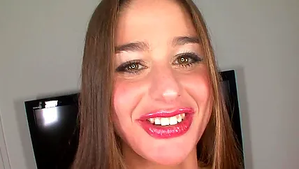 Губастая соска с карими глазами награждает парня минетом