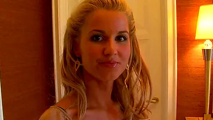 Миловидная сучка не перестает сосать член после камшота