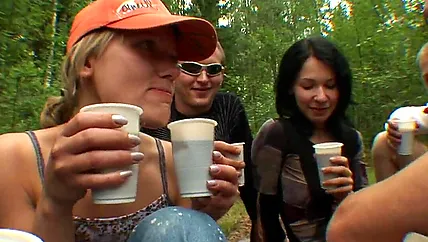 Русские студентки в дремучем лесу ебутся в жопу со страха