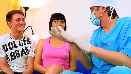 Первый секс и сразу же групповая ебля с парнями в киску и рот