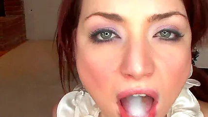 Парень дает в рот сексуальной бляди и угощает телку кончиной