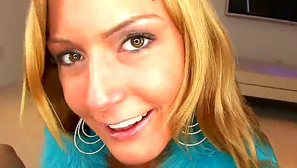 Оператор дал в рот кареглазой блондинке и ебал писю девушки