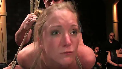 Бондаж порно в публичном формате с еблей светловолосой бляди