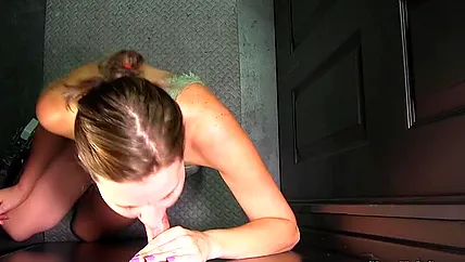 Девушка стоя на коленях пробует сперму парней через стену