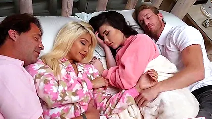 Большой траходром вмещает четырех участников группового секса