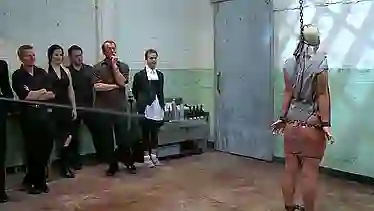 Публичное наказание симпатичной блондинки продолжилось еблей