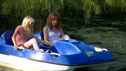 Русские поруги плывут по реке на лодке и мастурбируют