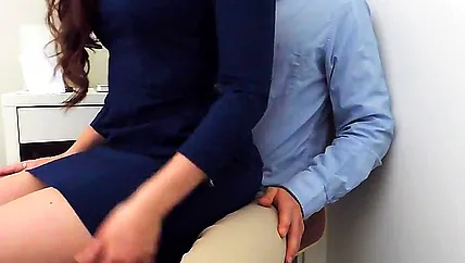 Офисный планктон ебется перед камерой и выкладывает порно в сеть