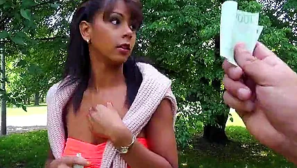 Очаровательная смуглянка согласилась на минет и подставила писю